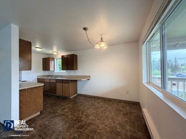 Building Photo - SJS 547 LLC - 9002 (Cascade group - Silver)