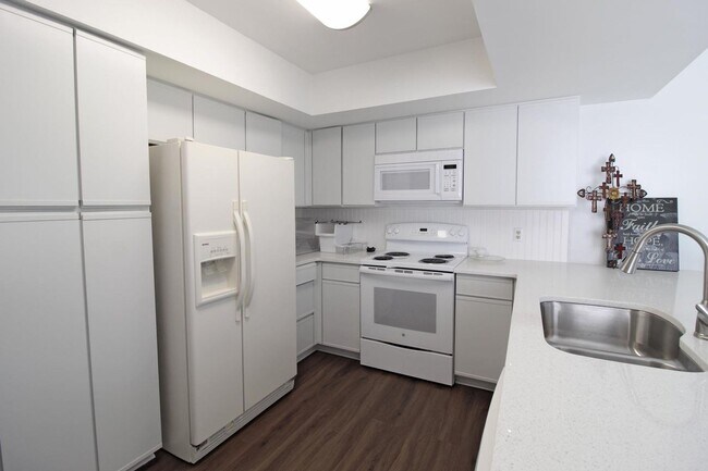 Building Photo - 3 Bedroom Townhouse in Gleneagles Community of Bluewater Bay!