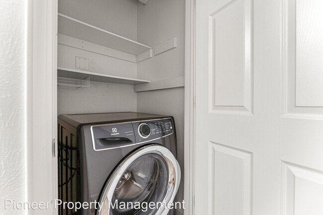 Building Photo - 2 br, 1 bath House - 940 S Dahlia St #A