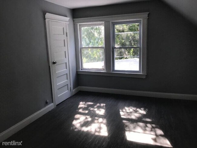 Building Photo - 4 br, 1 bath Townhome - 921 S 17th St