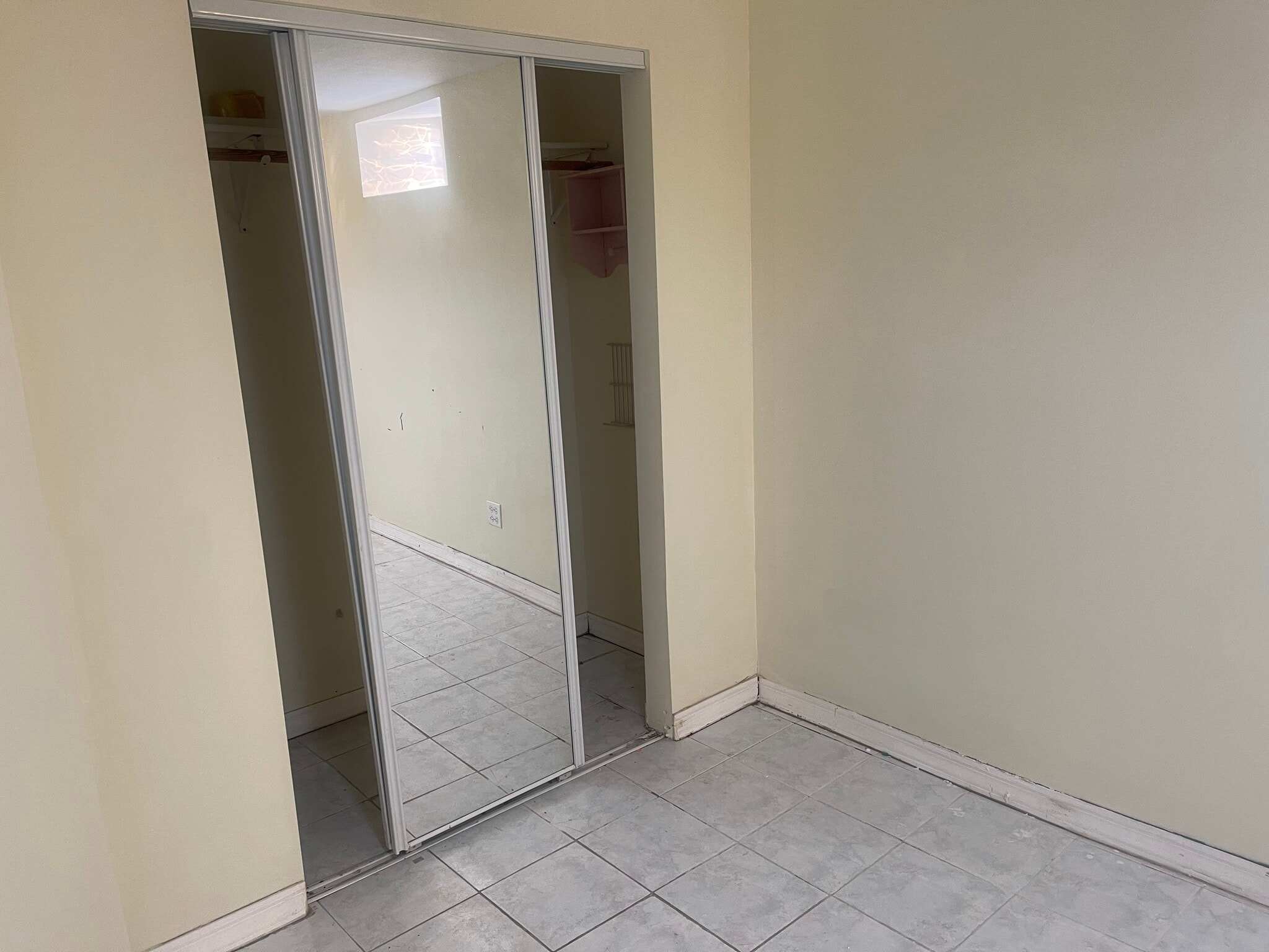 Building Photo - 1744 W Foster Ave