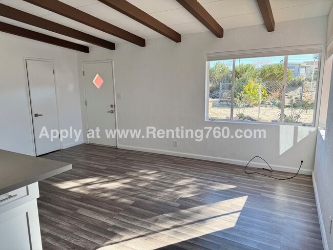 Building Photo - Updated 4 Bed 2 Bath Home!