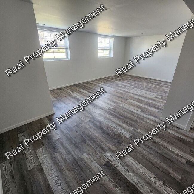 Building Photo - Four Bedroom Bi-Level