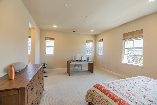 Building Photo - 5539 Southcrest Way
