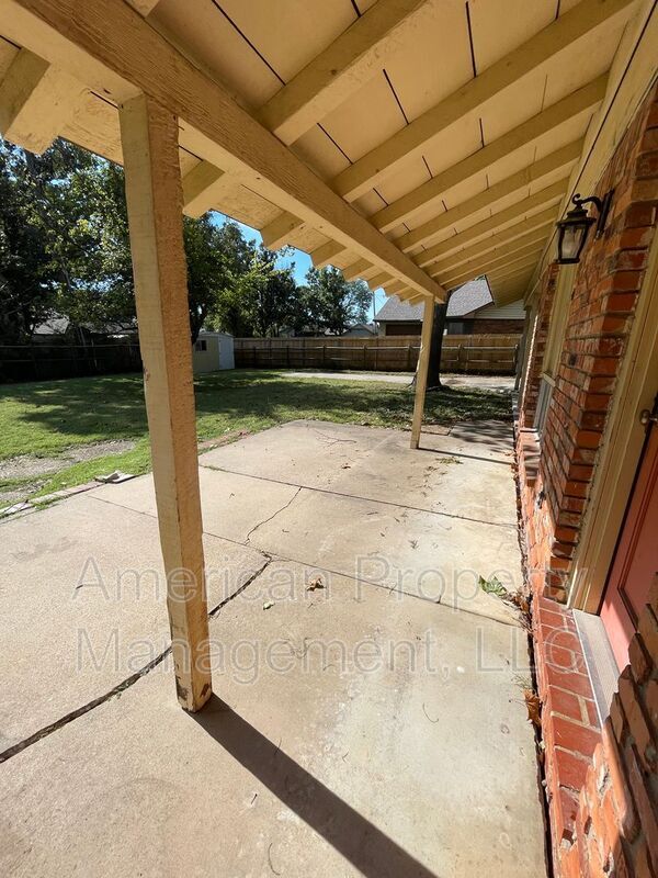 Building Photo - 5102 E 33rd St