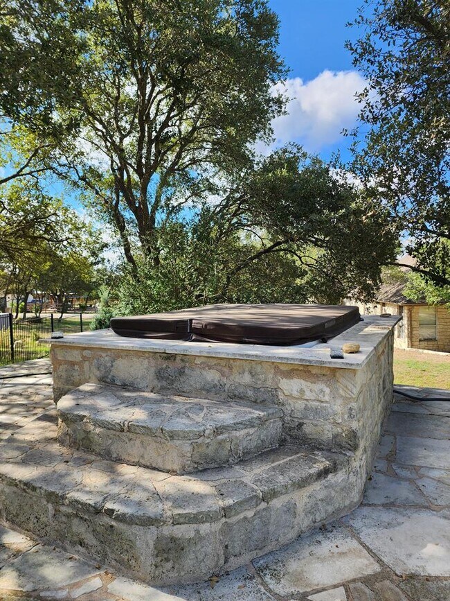 Building Photo - 207 Meadows Ln