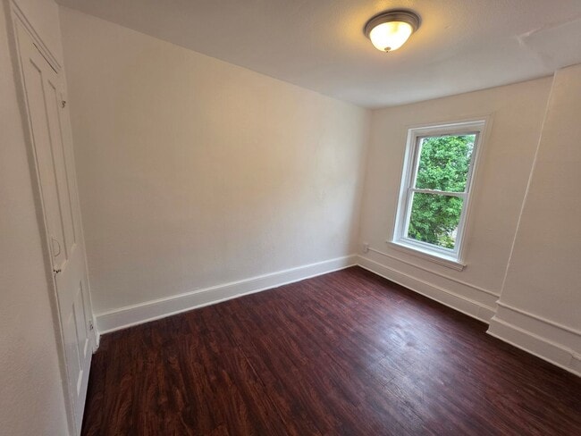 Building Photo - 916 N Spruce St