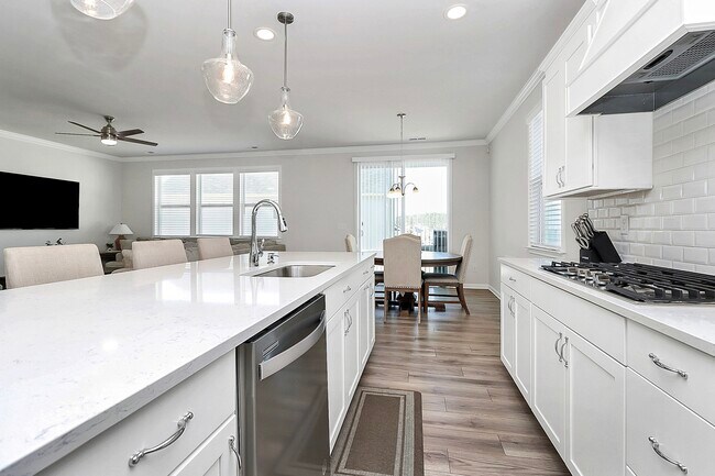Building Photo - 17022 Carolina Pine Row