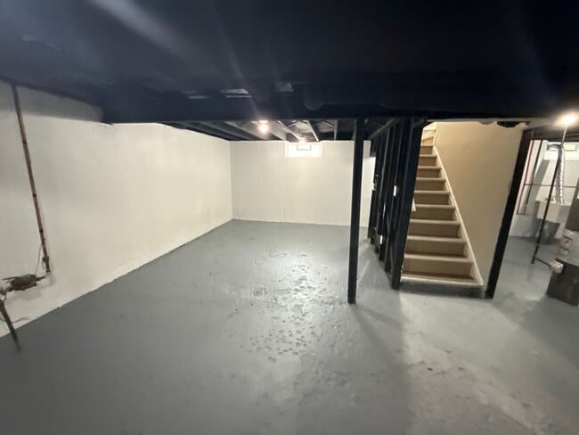 Building Photo - Beautiful 3-Bedroom Home – We Welcome Sect...