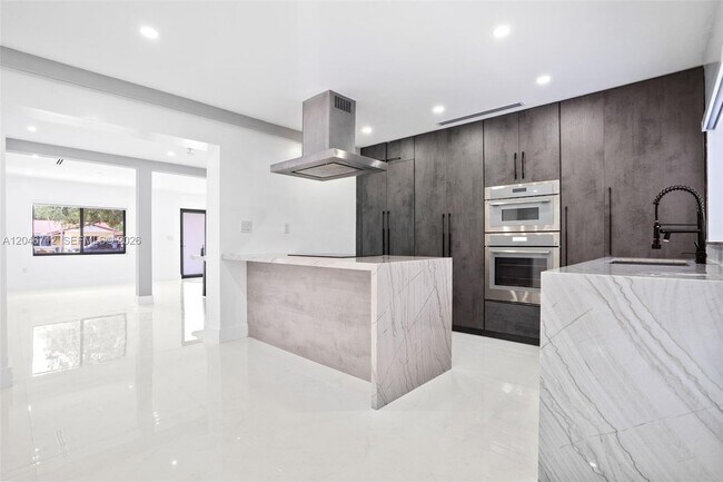 Building Photo - 56 Whitethorn Dr