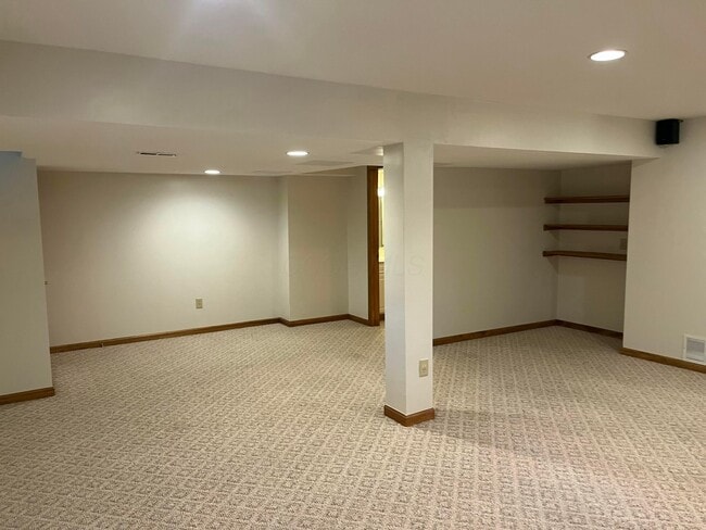 Building Photo - 1156 Lake Point Dr