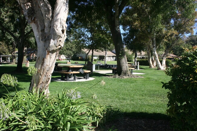 Building Photo - 2 Bedroom 2 Bath with Den/Office in Leisure Village