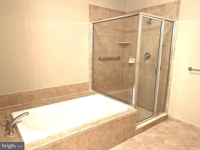 Building Photo - 527 Carson Terrace