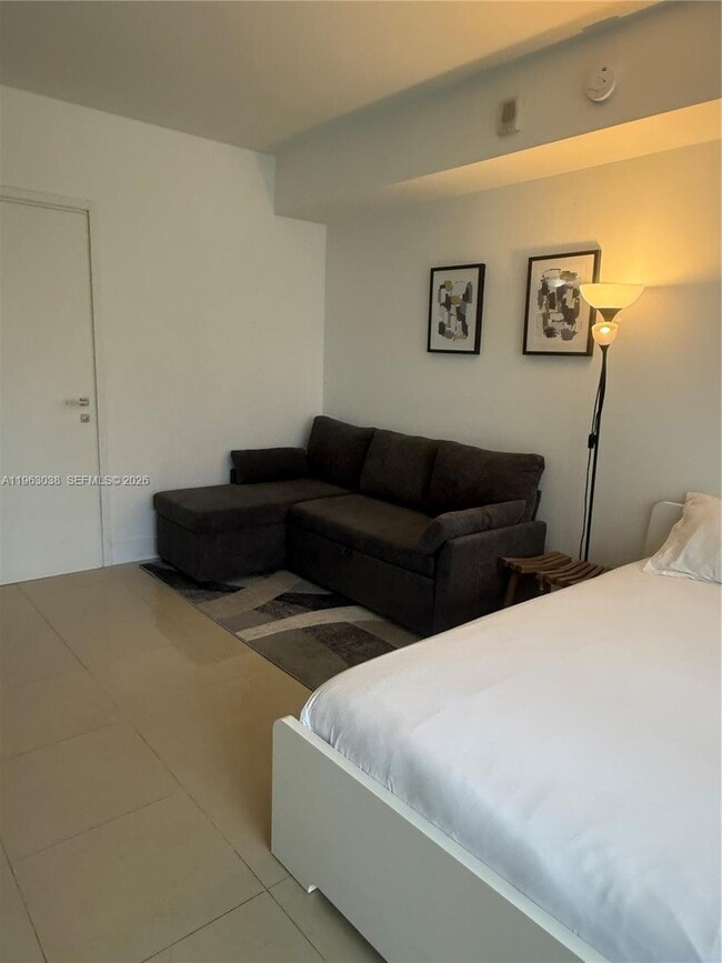 Building Photo - 1300 Brickell Bay Dr