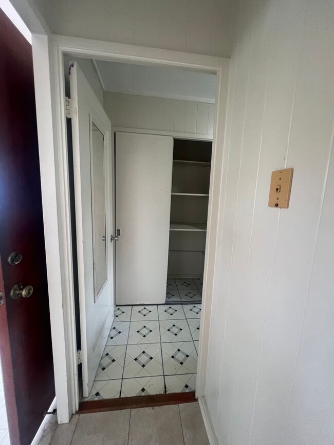 Building Photo - 1 Bedroom Cottage in Kaimuki, Full Kitchen...