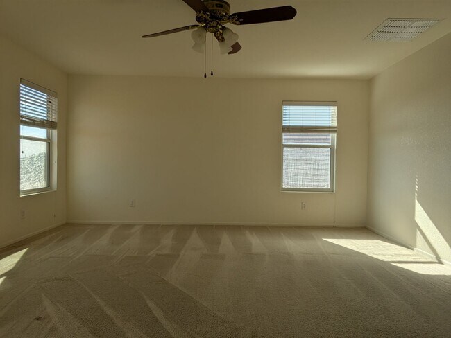 Building Photo - Northwest Beauty 3 Bedroom 3 Bath 2 Car garage