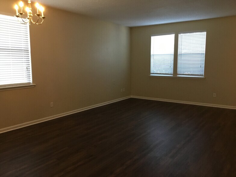 Building Photo - 75368 Ravenwood Dr