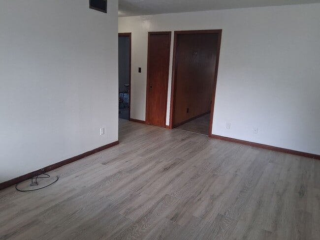 Building Photo - Maryville 2 bedroom 1 bath apartment, wate...