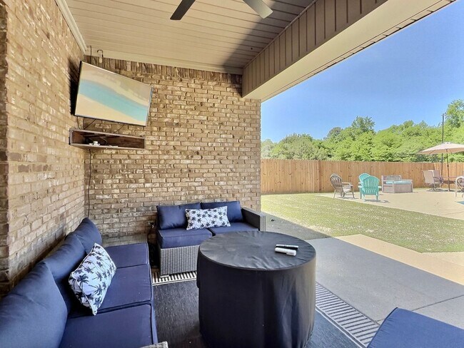 Building Photo - 4 Bed, 2 Full Bath Home w/ In-Ground Pool in Desirable Lake Forest!