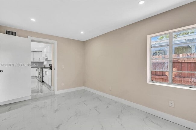 Building Photo - 1600 SW 9th St