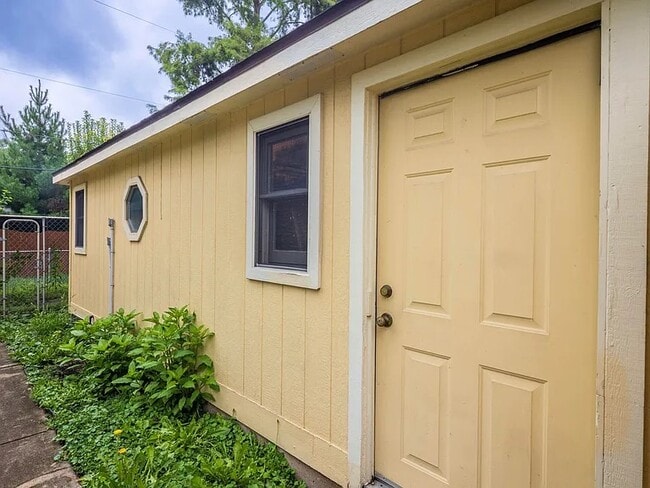 Building Photo - Rutledge Home