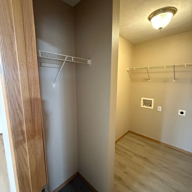 Building Photo - 2 bedroom 2 bath Duplex in Clever Won't la...