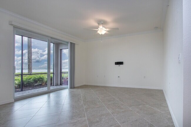 Building Photo - Riverfront Condo - 2 bed - 2 bath for rent