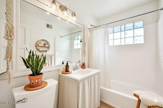 Building Photo - 2221 W Clarendon Ave