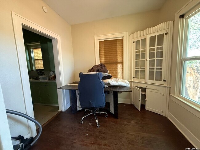 Building Photo - 630 W Gramercy Pl