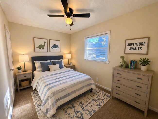 Building Photo - 3 Bedroom 2 Bath (w/ Bonus Room) & Spacious Living Area