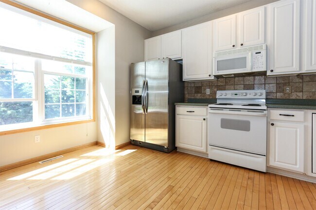 Building Photo - 8033 Stratford Cir S