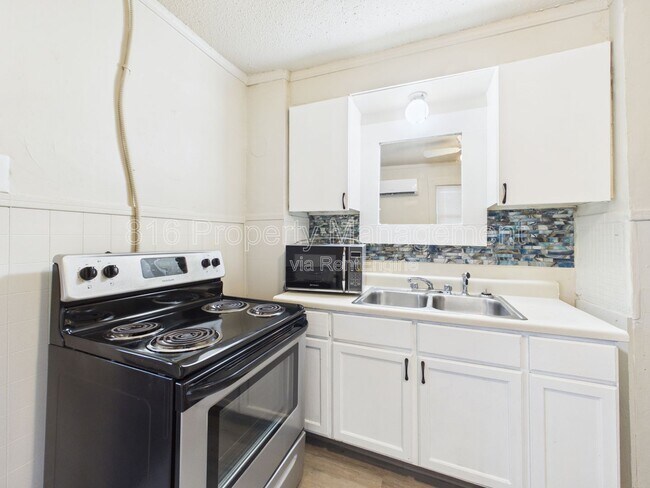 Building Photo - 4028 E 68th Terrace