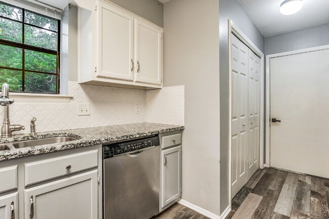 Building Photo - 2241 Prytania Cir