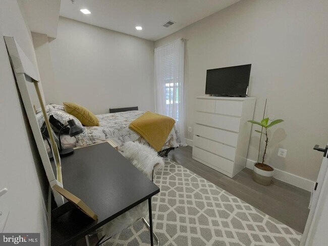 Building Photo - Cozy 3 Bedroom 2 Bathroom Condo- Conveniently Located in the heart of Washington, DC