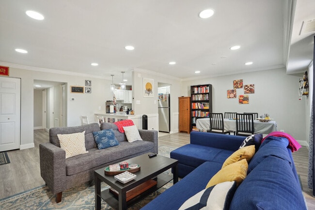 Building Photo - 102 Monroe St