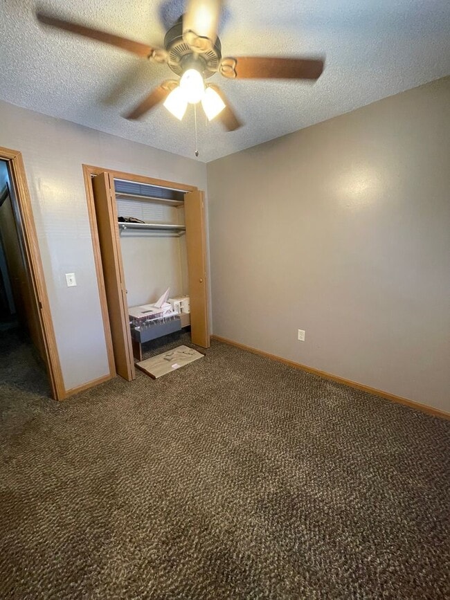 Building Photo - Great Townhome! Close to Campus!
