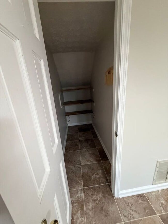 Building Photo - Beautiful 2 bedroom 1.5 bath town home!