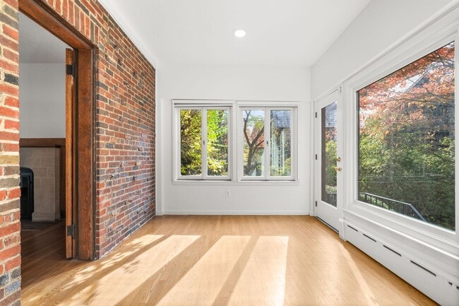 Building Photo - 3 Bed 3.5 Bath - Chevy Chase Colonial - Mo...