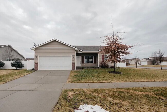 Building Photo - Charming 3-Bedroom Single-Level Home on Sp...