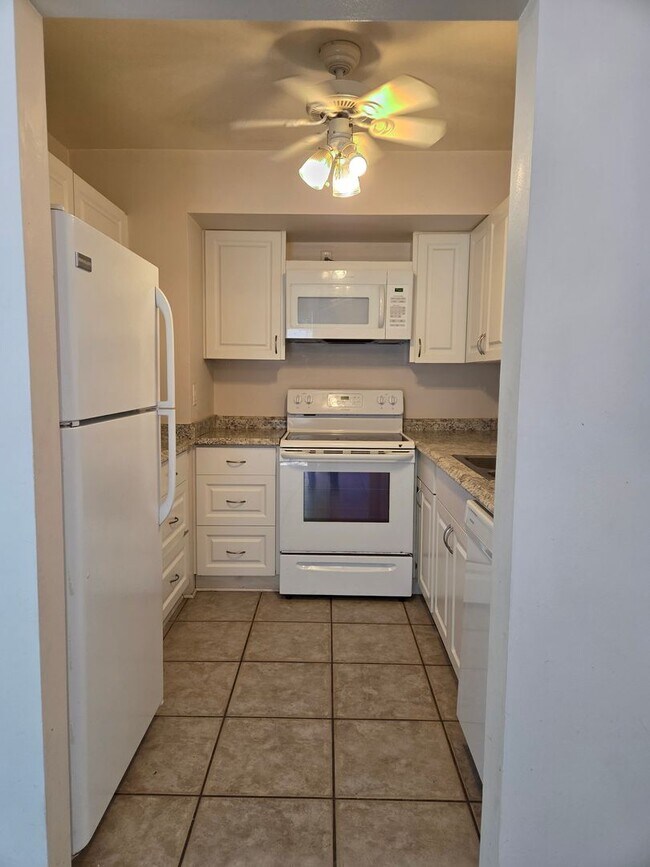 Building Photo - NEW PRICE / Summer Lakes-N Tamiami Trail