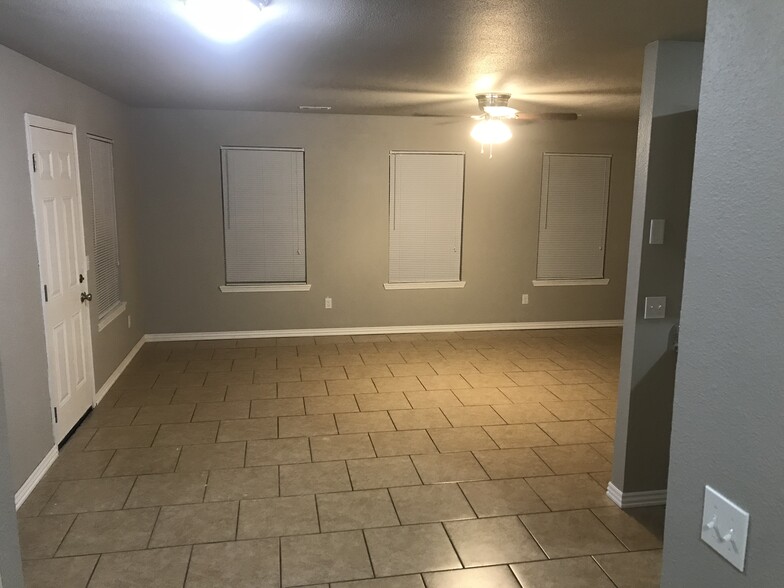Dining - 1382 N Dawn Dr