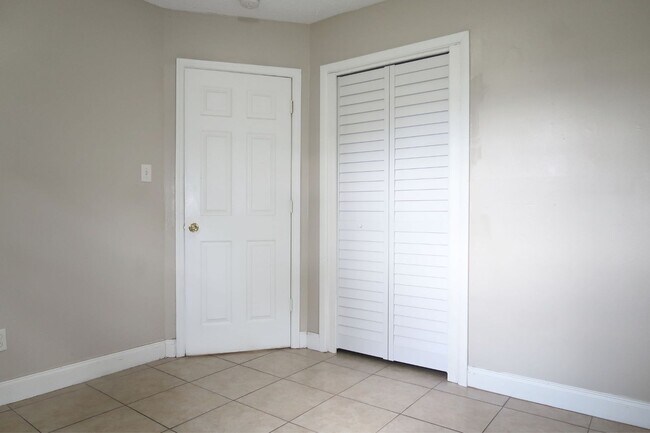 Building Photo - Move in ready 2/1 house for rent in West T...