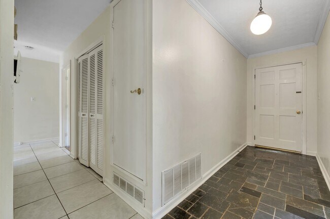 Building Photo - 2613 Killarney Way