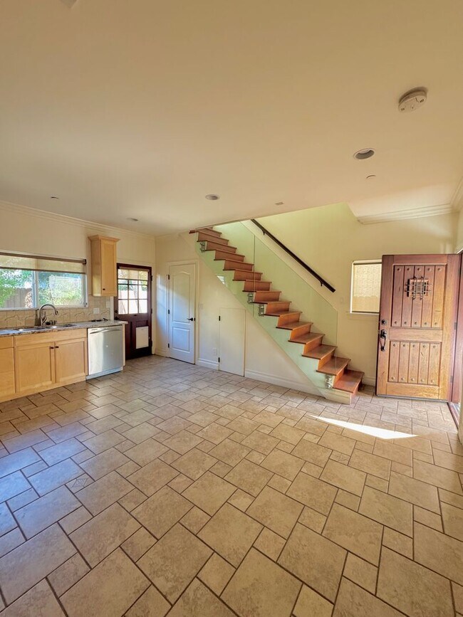 Building Photo - MUST SEE!!!!!