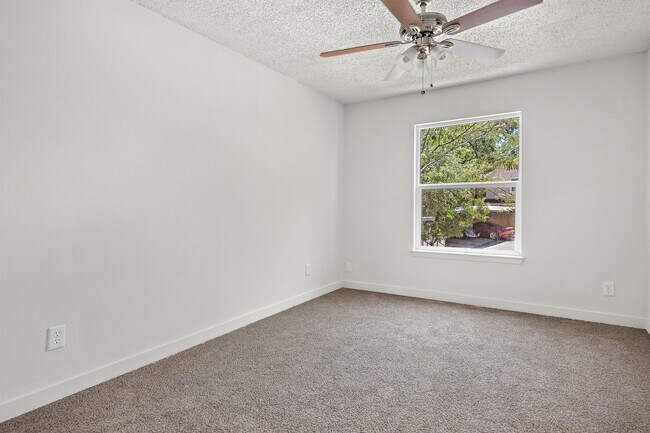 Building Photo - 907 E Oltorf St