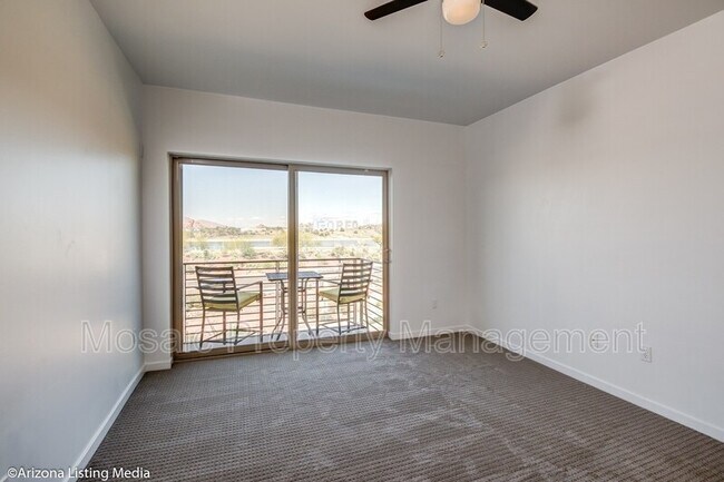 Building Photo - 525 W Lakeside Dr