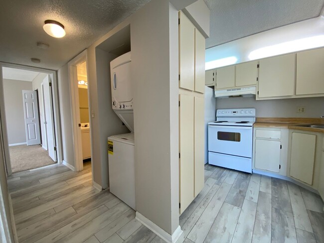 Building Photo - $500 OFF 1 Month's Rent! Beautiful 2 Bed 2...