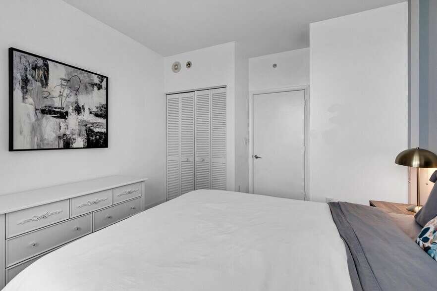 Building Photo - 141 NE 3rd Ave