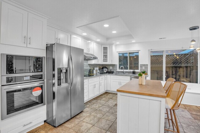 Building Photo - 5805 Silver Creek Valley Pl