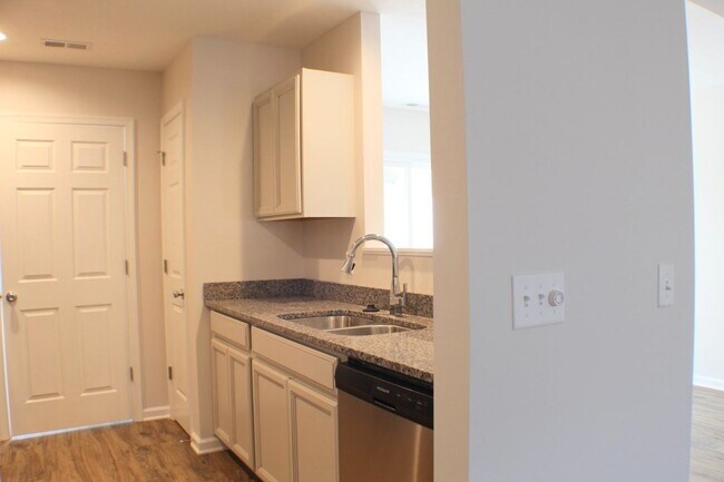 Building Photo - Spacious 3-Bedroom Townhome for Rent – Steps from Sentara RMH!